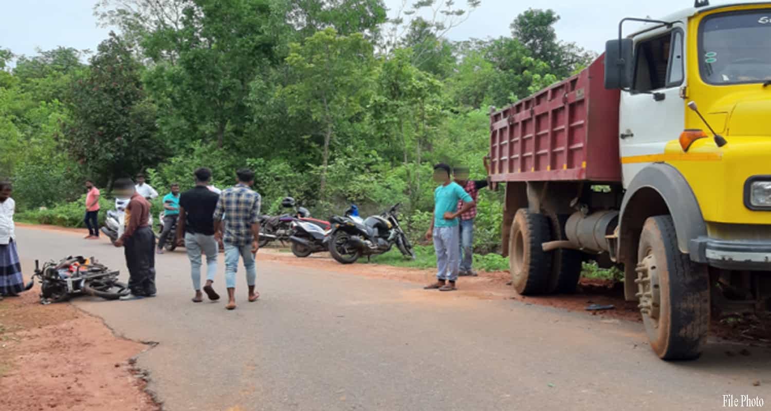 Himachal kangra jawali three youths riding one bike collided tipper