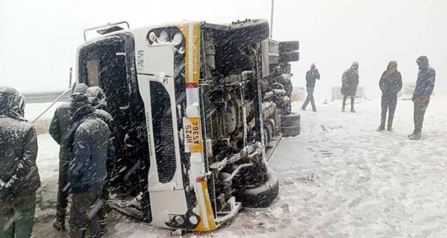 Hrtc bus overturned road slipping snow reckong peo kinnaur himachal