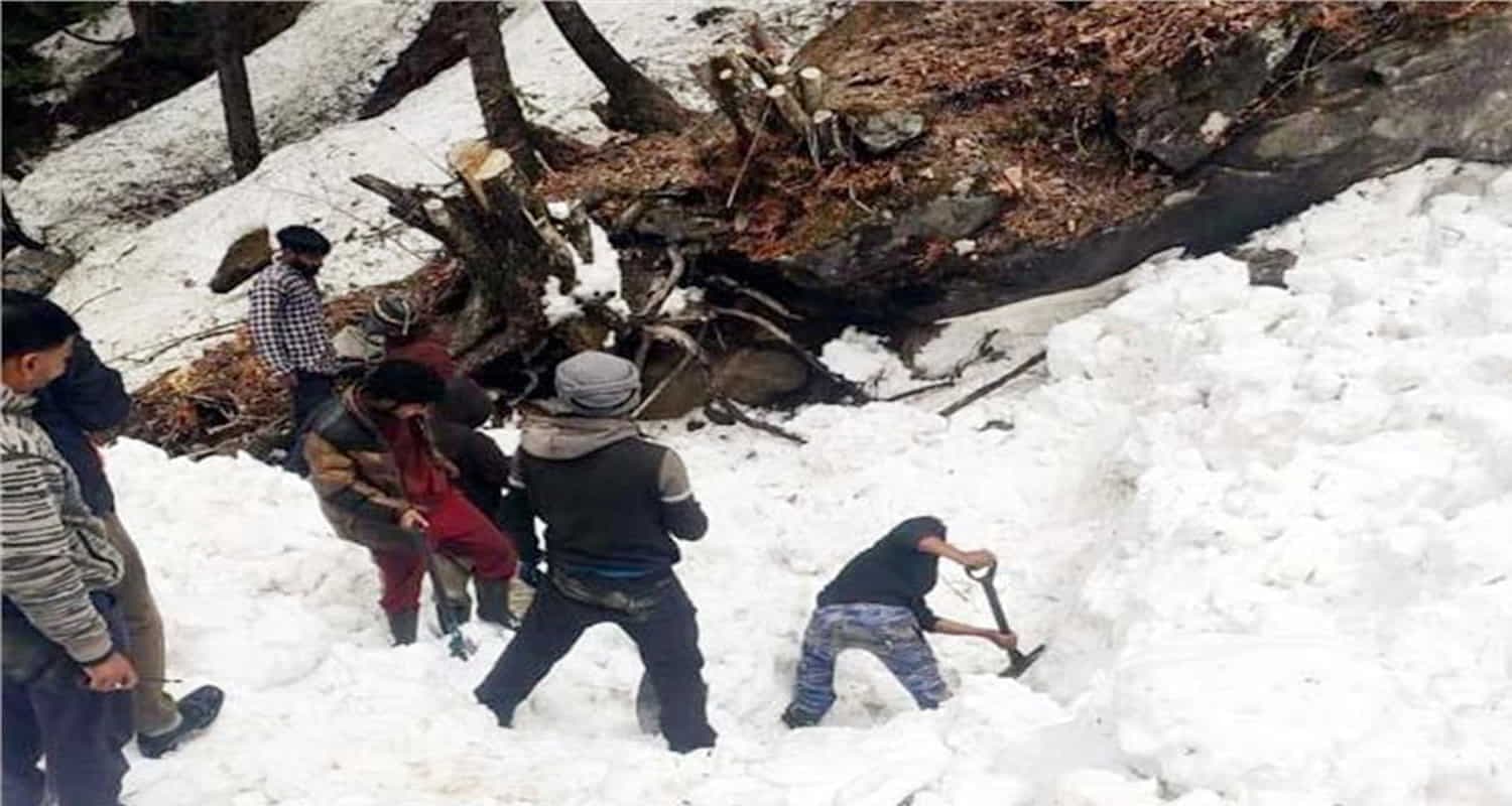 Himachal kullu manali avalanche buried jcb operator missing search operation started