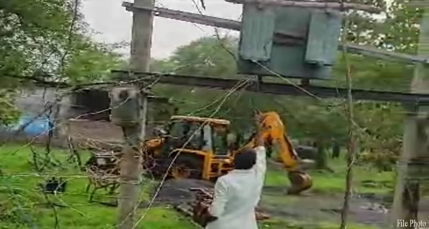 Himachal sirmaur shilai electricity board lineman got electrocuted repairing electricity