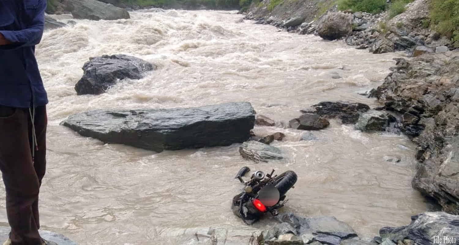 30 year old youth bike road accident beas river kullu himachal pradesh