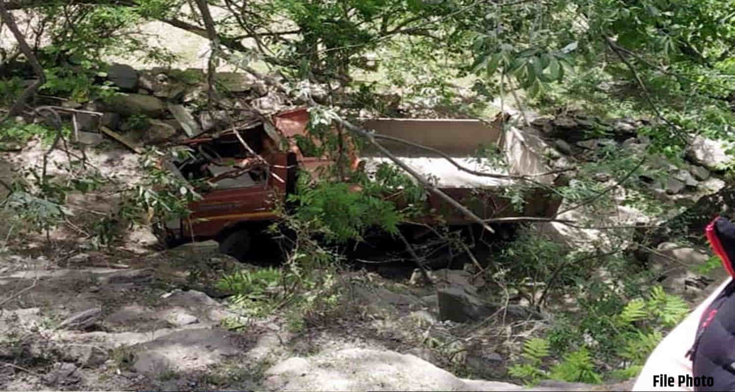 Himachal kullu tipper fell into ditch four people