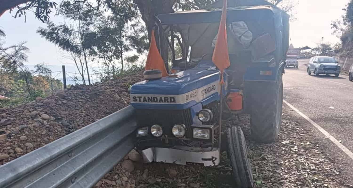 Himachal kangra driver jumped moving tractor hit head railing