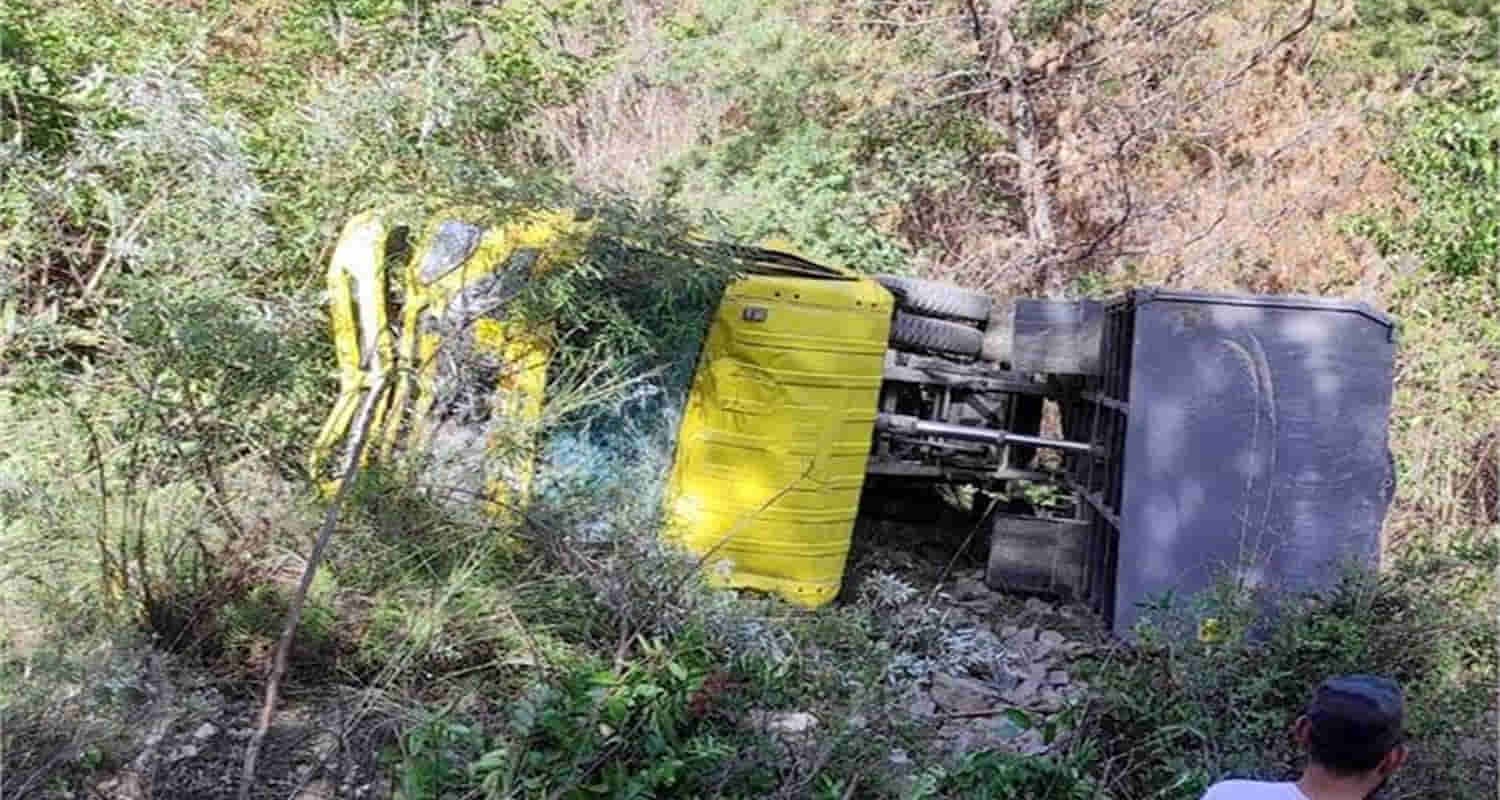चंबा में टिप्पर दुर्घटना, गहरी खाई में गिरा, दो लोग गंभीर रूप से घायल Himachal chamba tipper deep ditch