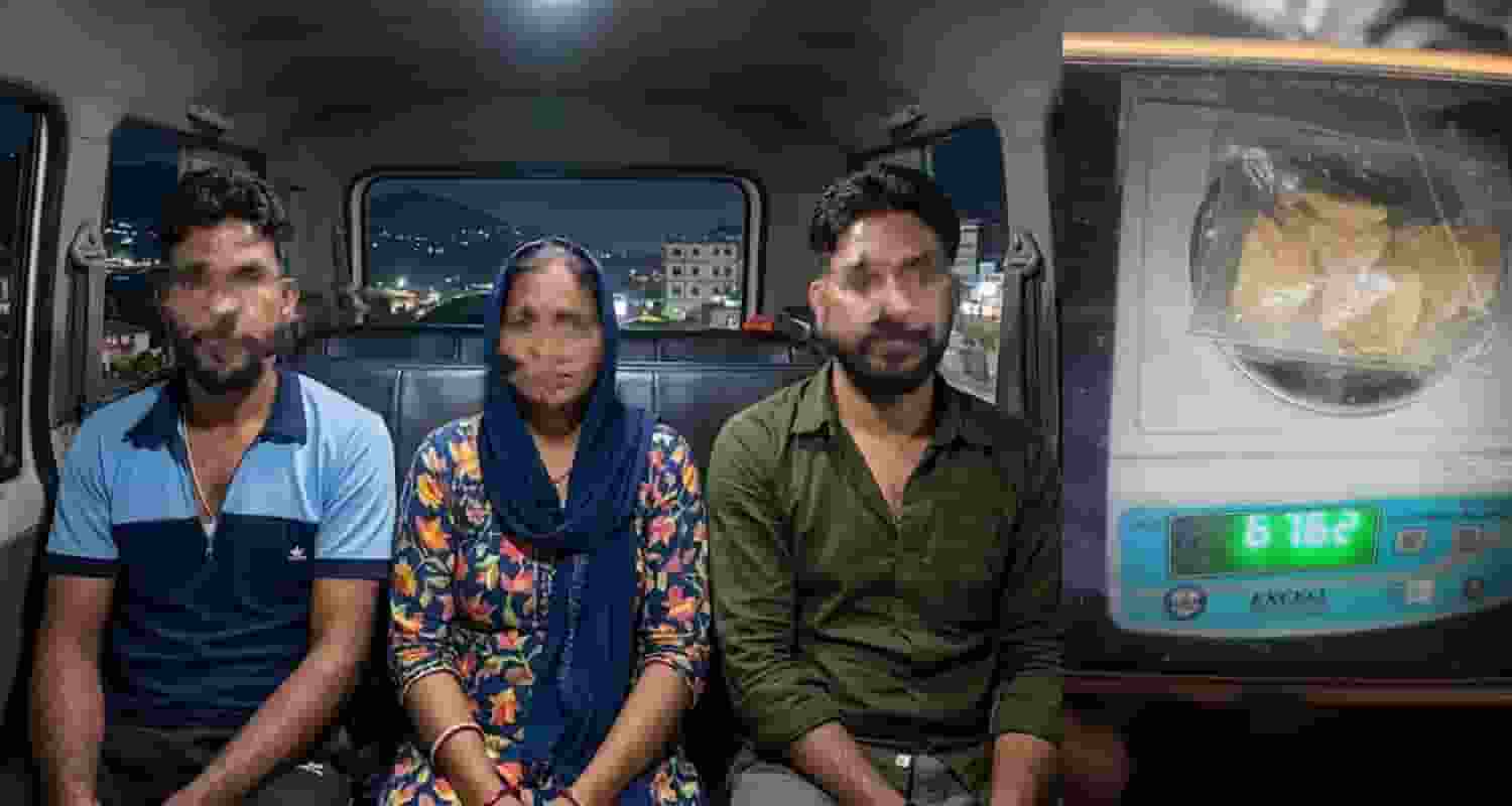 two men women chitta smugglers taxi car kangra road police checking