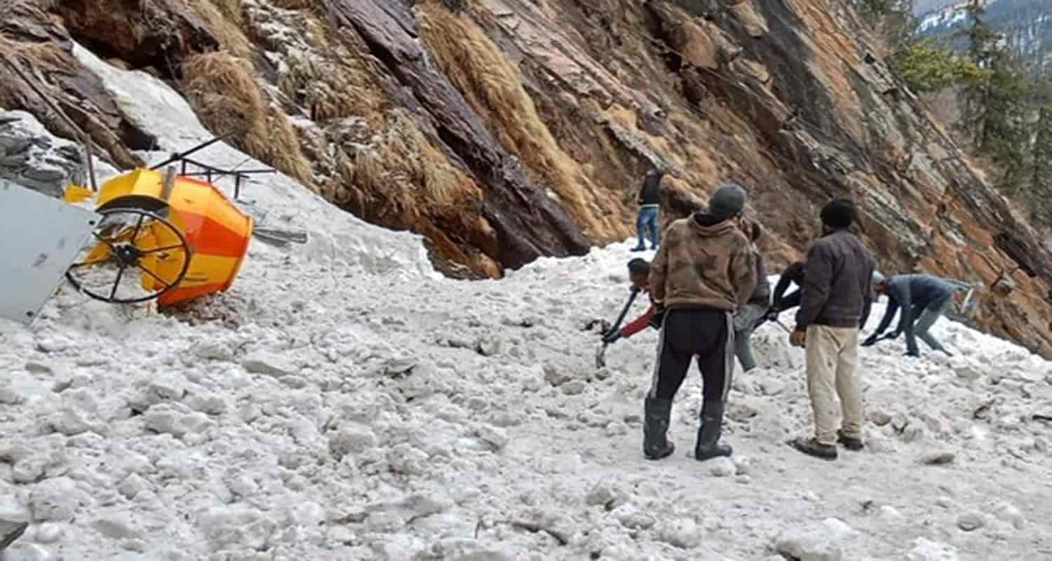 "किन्नौर और काजा में हिमस्खलन के कारण 3 की मौत, 4 लोग दफन" Lahaul Spiti snow disaster