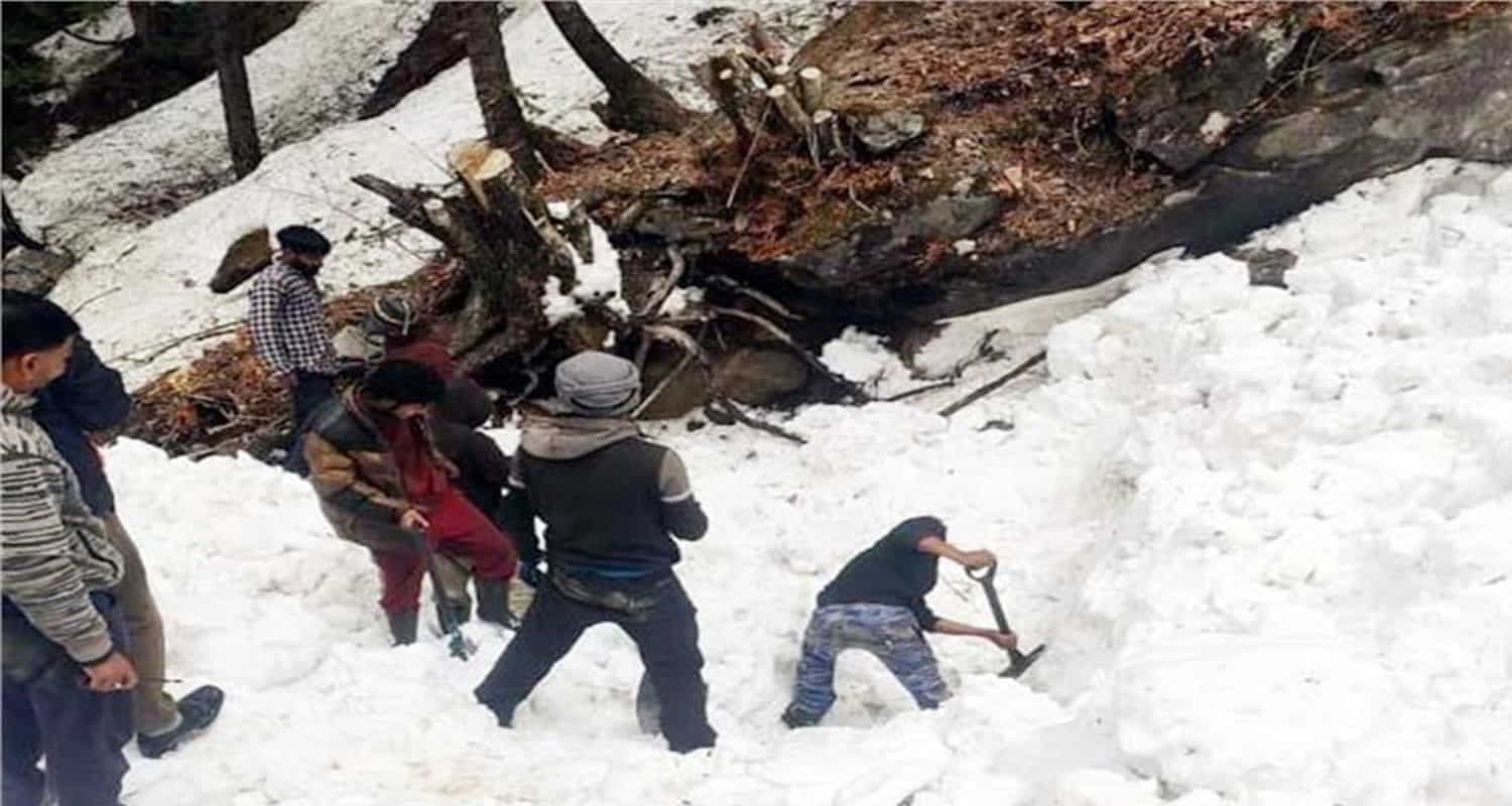 "कुल्लू में हिमस्खलन की चपेट में आया जेसीबी ऑपरेटर, लापता | हिमाचल हादसा" Himachal kullu manali avalanche buried jcb operator missing search operation started
