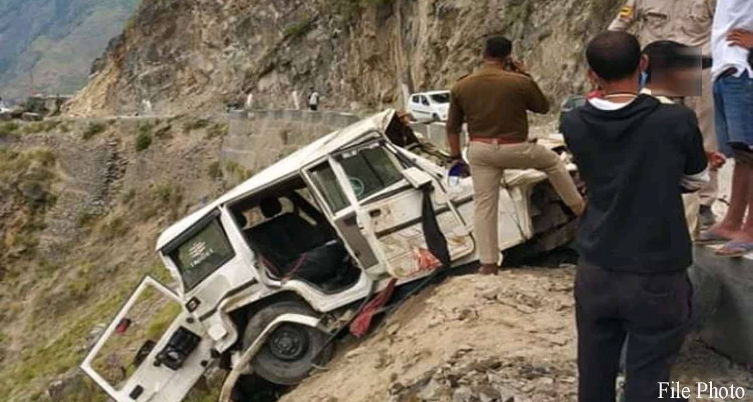 "शिमला के रोहड़ू में बोलेरो खाई में गिरी, दादा पोते की मौत" Himachal shimla rohru temple vehicle ditch grandfather grandson lost his life 6 people injured