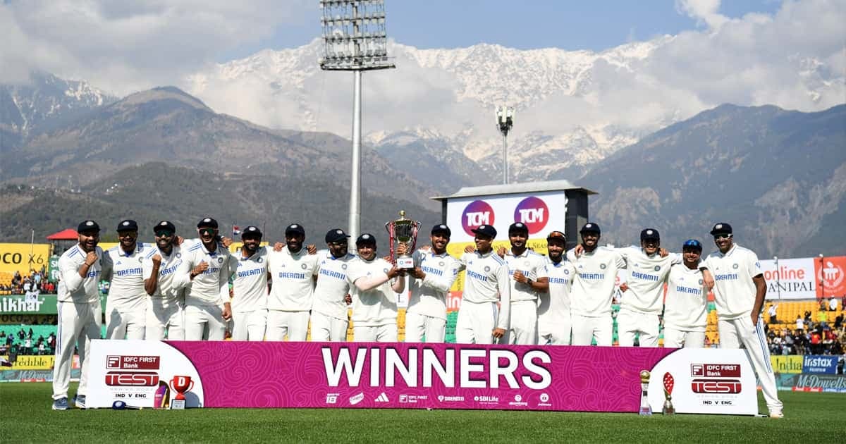 धर्मशाला में भारत ने इंग्लैंड को हराकर टेस्ट सीरीज 4-1 से जीती indian team standing with trophy at dharamshala stadium