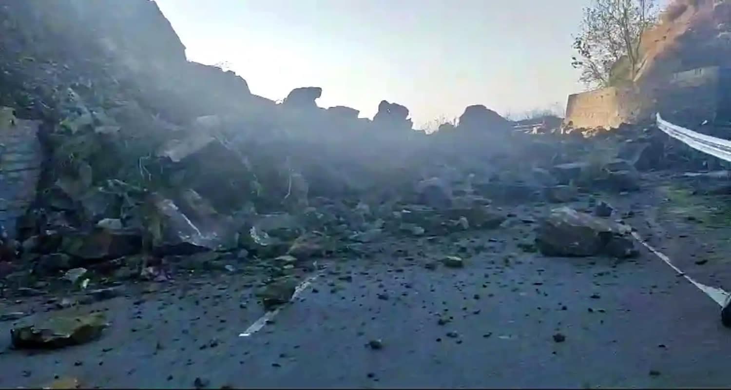 कालका शिमला हाईवे 5 पर भूस्खलन, सड़क यातायात प्रभावित | सोलन Landslide parwanoo kalka shimla nh solan himachal pradesh