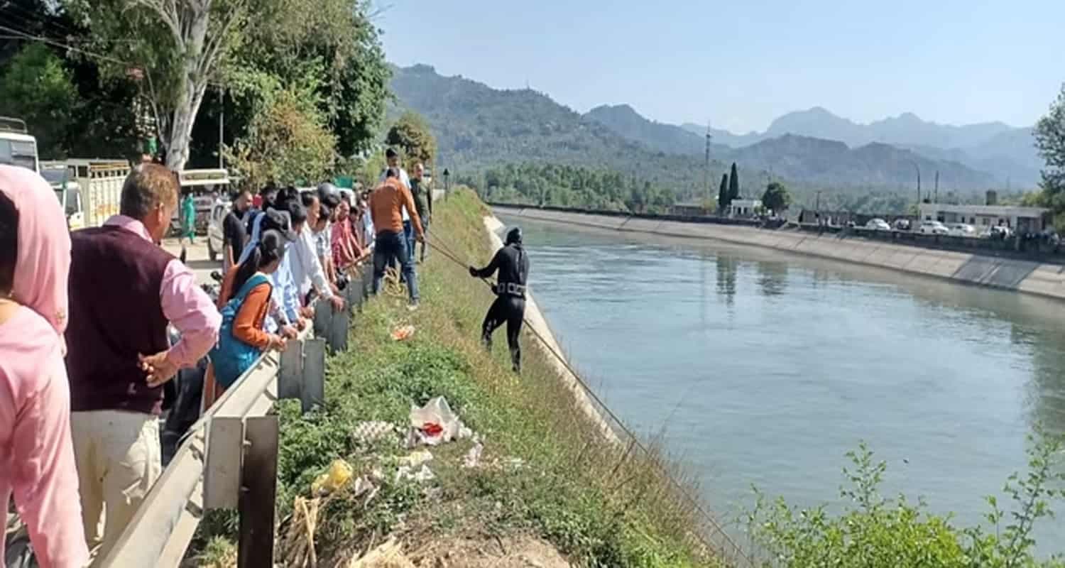 मंडी: बीबीएमबी नहर में डूबने की आशंका, दो युवकों की तलाश में जुटी पुलिस और रेस्क्यू टीम
Drowned two boy missing bbmb canal baggi mandi himachal pradesh