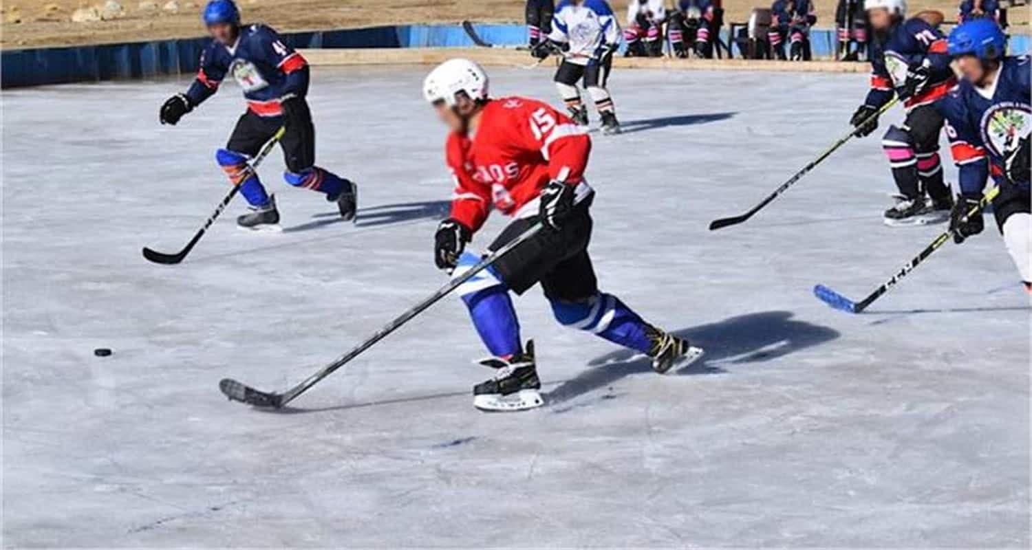 लाहौल-स्पीति के चार खिलाड़ी भारतीय आईस हॉकी टीम में चुने गए a player playing ice hockey