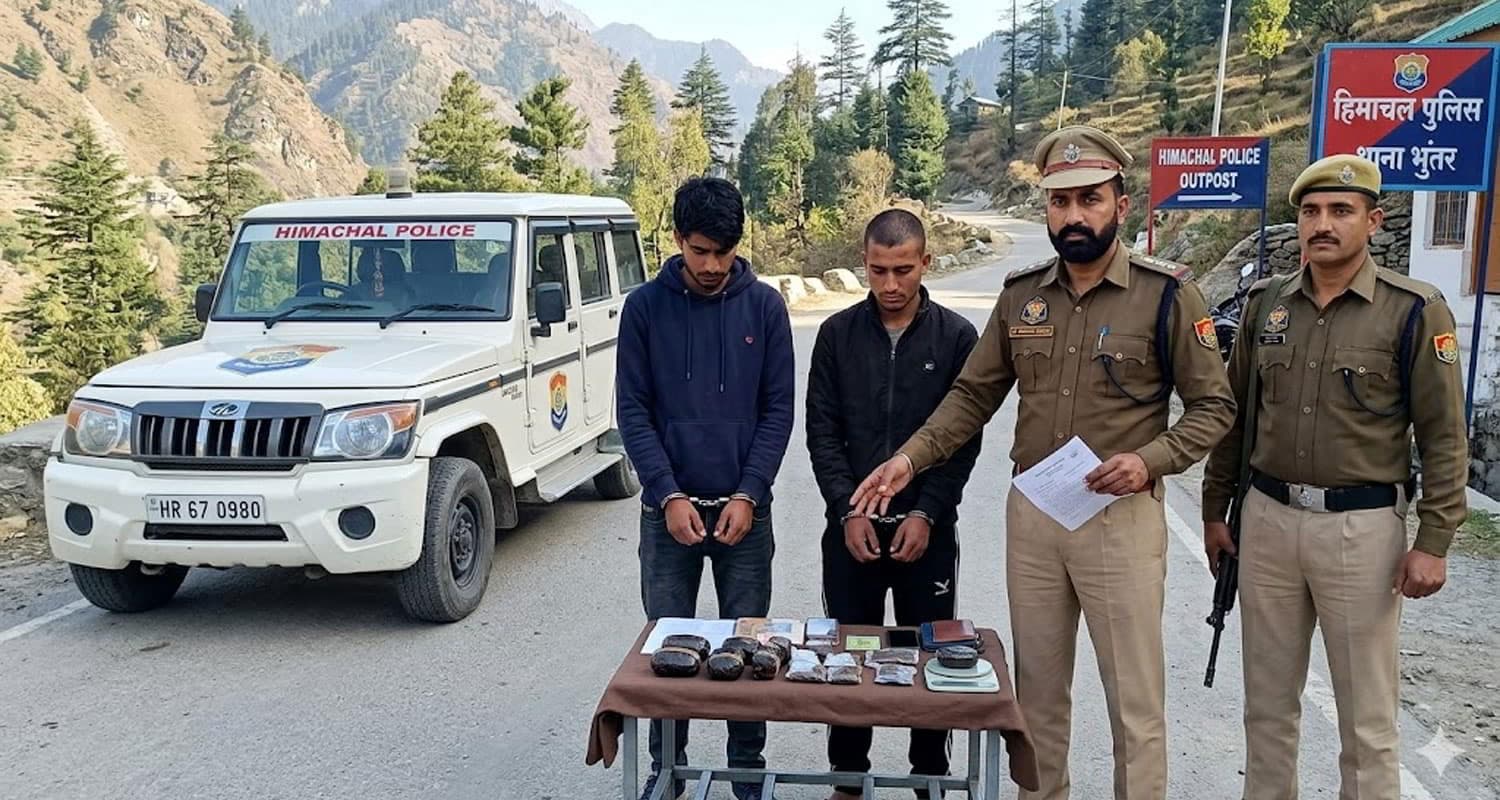 हिमाचल: पंचायत चुनावों के बीच तस्करों पर नजर, पुलिस ने चरस की भारी खेप के साथ धरे 2 युवक Himachal Police